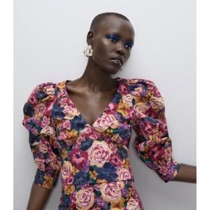 Floral Zara top, slightly cropped, deep cleavage, puff sleeves